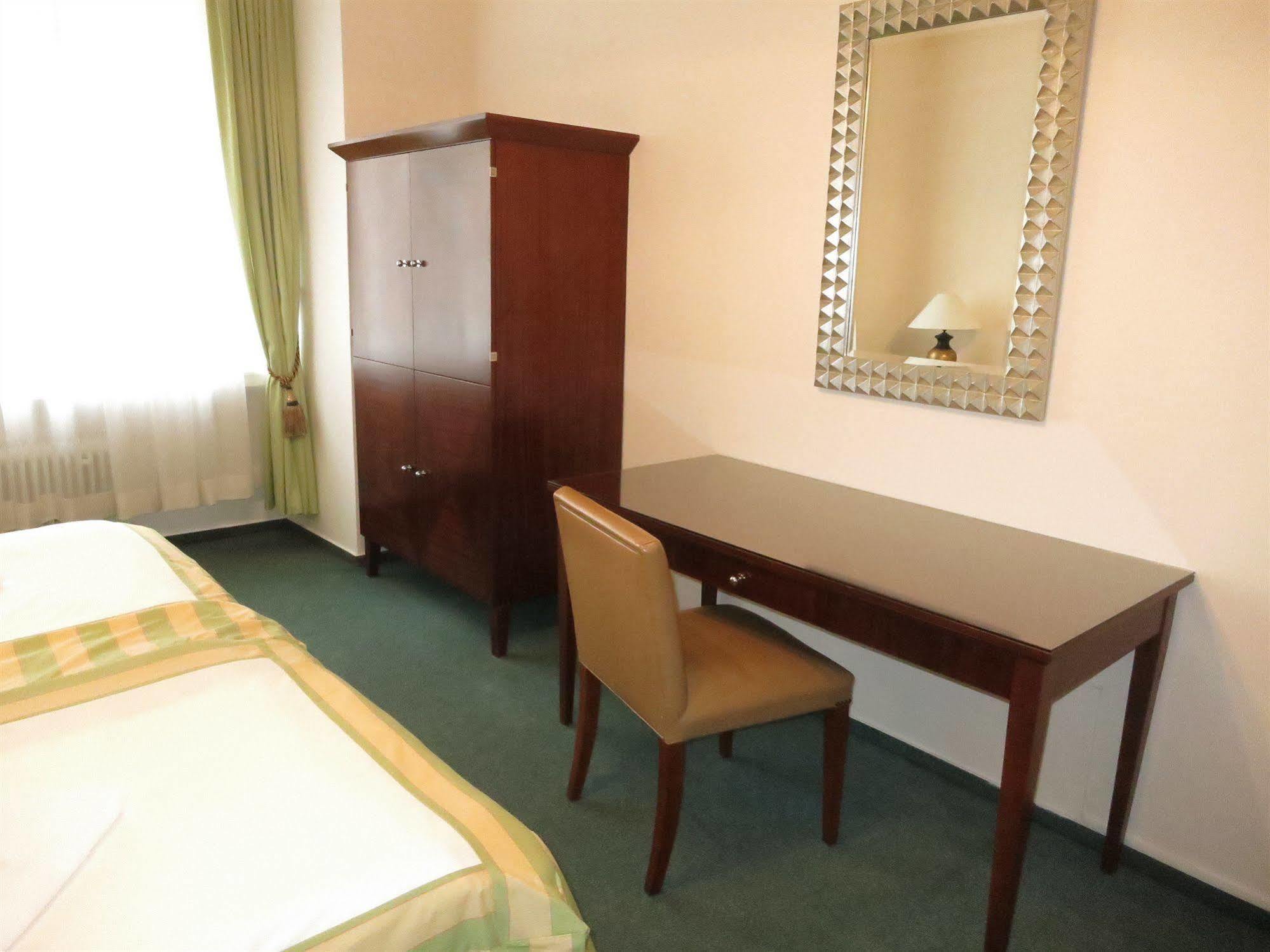 Hotel Mira Inn Πράγα Εξωτερικό φωτογραφία