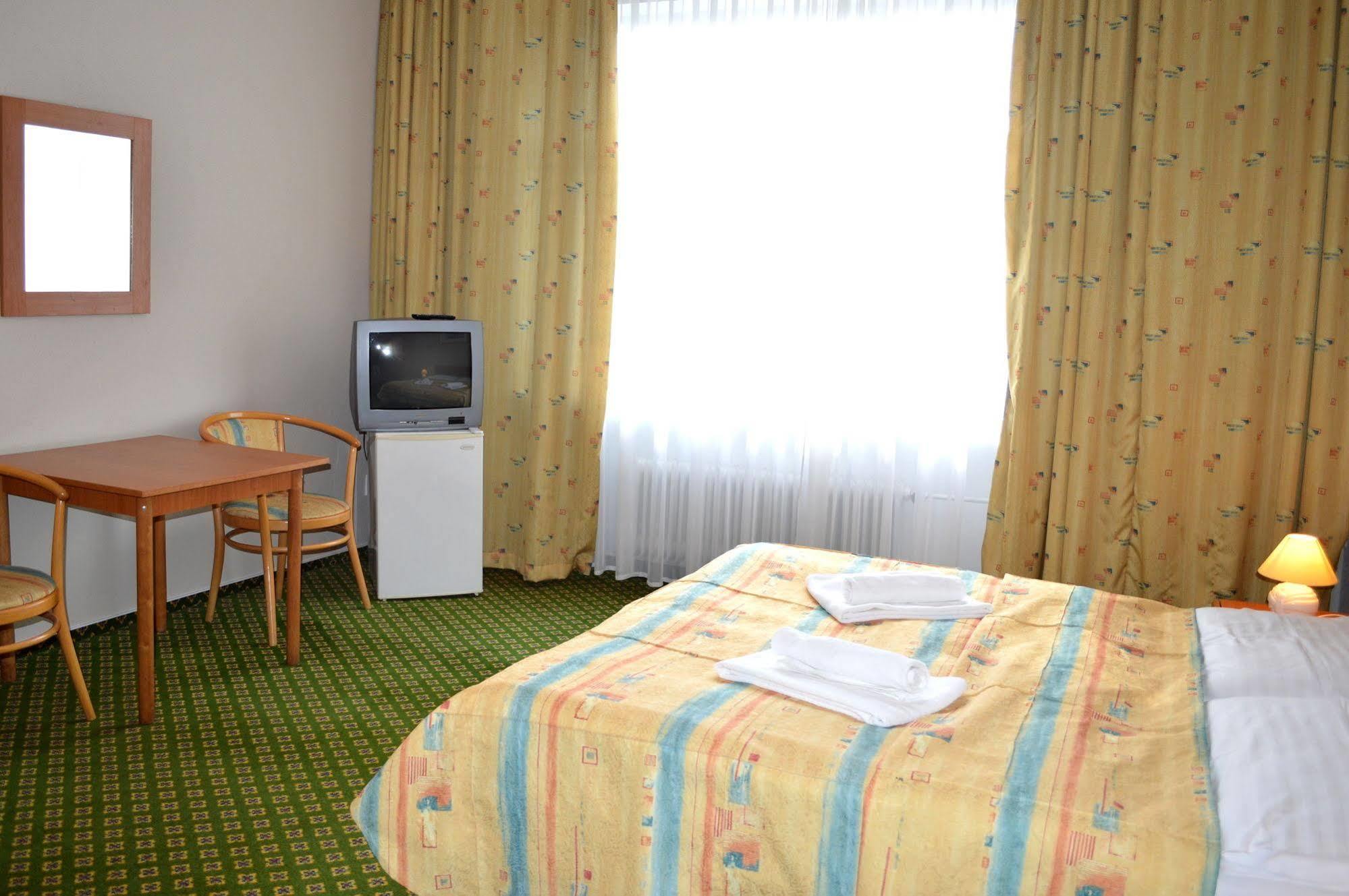 Hotel Mira Inn Πράγα Εξωτερικό φωτογραφία